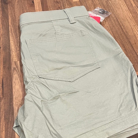Boston Traders Olive Green Womens Casual Shorts - Picture 4 of 4